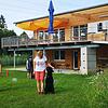 Das neue Vereinsheim der Donaueschinger Hundefreunde kann sich sehen lassen. Im Vordergrund trainieren (von links): Andrea Liebermann ...