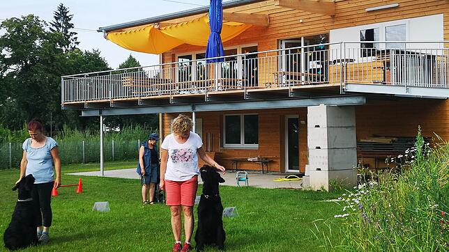 Das neue Vereinsheim der Donaueschinger Hundefreunde kann sich sehen lassen. Im Vordergrund trainieren (von links): Andrea Liebermann ...