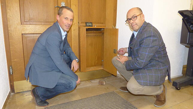 Hauptamtsleiter Markus Wannenmacher und Bürgermeister Rupert Metzler kontrollieren pünktlich um 18 Uhr den Rathaus briefkasten auf ...