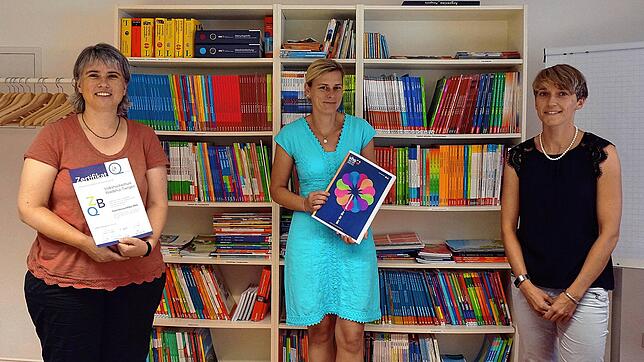 Vorfreude auf das kommende Semester: Martina Erdmann (von links, Leiterin der Volkshochschule Waldshut-Tiengen) mit dem kürzlich ...
