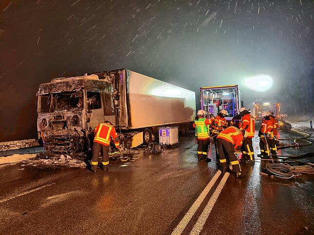 Ein geplatzter Dieseltank musste umgepumpt werden, damit der Abschleppdienst das Unfallfahrzeug überhaupt abschleppen konnte. Bild: ...