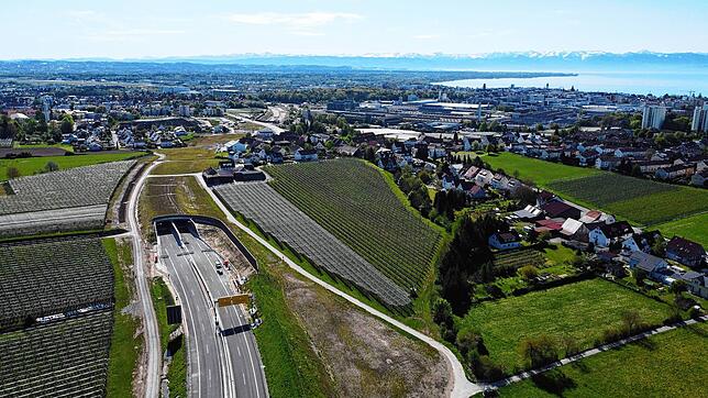 Baulich bereits fertiggestellt, aber noch nicht freigegeben: Das letzte 1,3 Kilometer lange Teilstück der B&nbsp;31-neu wird am 24. ...