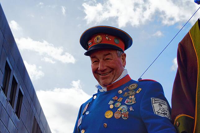 Narrenpolizist Dirk Tress sah mit Freuden, dass die Immenstaader auch mit Coronaregeln feiern können.