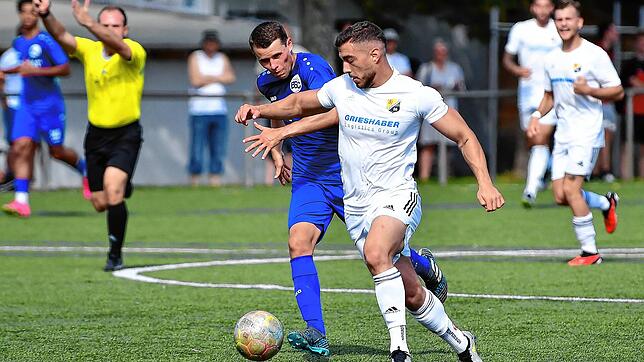 Zieht davon: Der Laufenburger Jonas Gläsemann (rechts) entwischt beim 3:0-Sieg seinem Bahlinger Gegenspieler.