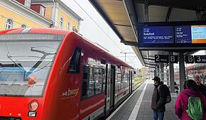 Die Regionalbahn 31, die auf der Bodenseegürtelbahn-Strecke verkehrt, am Bahnhof in Friedrichshafen.