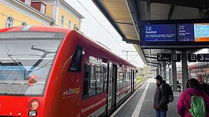 Die Regionalbahn 31 am Bahnhof in Friedrichshafen. Sie verkehrt zwischen Radolfzell und Friedrichshafen. Doch wer glaubt, das sei die ...