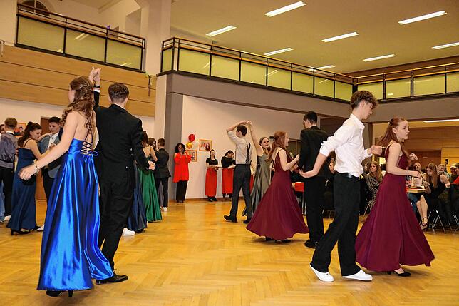 Gleich sechs Standarttänze lernten die Tanzschüler in der Tanz-AG- Getanzt wurde in unterschiedlichen Gruppen
