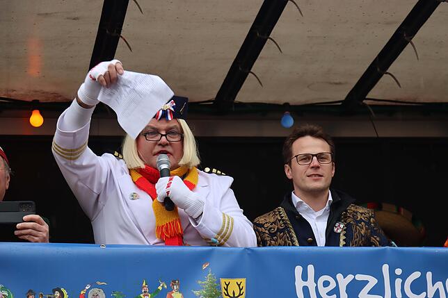 Bild 10: Großer Festumzug in Möggingen: Tausende besuchen das Seenarrentreffen trotz Regen!