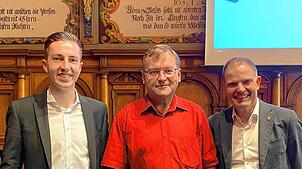 Landtagskandidat Simon Herzog, Konrad Schlude (Vorsitzender der CDU Jestetten) und Regierungsrat Dino Tamagni (von links) im Gespräch. ...