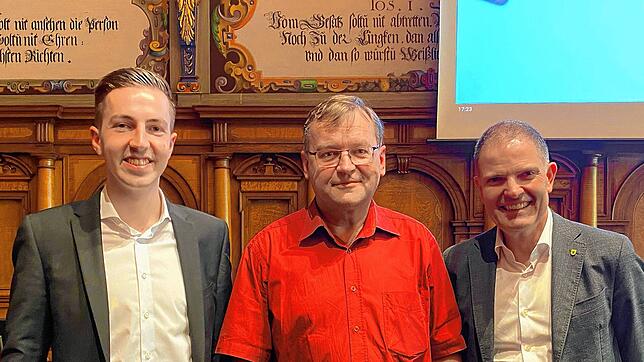 Landtagskandidat Simon Herzog, Konrad Schlude (Vorsitzender der CDU Jestetten) und Regierungsrat Dino Tamagni (von links) im Gespräch. ...