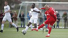 Einen Heimsieg feierte der 1. FC Rielasingen-Arlen (rechts Sven Körner) gegen den FV Lörrach-Brombach. Die Hegauer setzten sich auf der ...