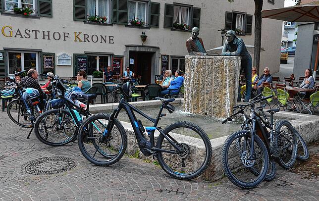Beliebter Treffpunkt für Markdorfer, aber auch für Radwanderer aus der Region ist der Latschebrunnen vor der Krone.