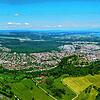 Attraktiv gelegen zwischen Hegau-Bergen und Bodensee: die Stadt Singen, hier auf einem Archivbild. Durch eine Kurtaxe bekommen ...
