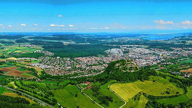 Attraktiv gelegen zwischen Hegau-Bergen und Bodensee: die Stadt Singen, hier auf einem Archivbild. Durch eine Kurtaxe bekommen ...