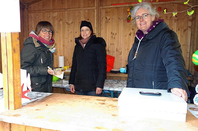 Sie hatten beim Osterzauber Aktionstag alle Hände voll zu tun: Zugunsten des Kindergartens St.Wolfgang backten Verena Laufer (von ...