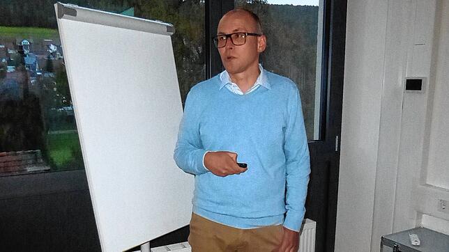 Andre Saliger stellt dem Gemeinderat Blumberg das Konzept einer ärztlichen Genossenschaft vor.