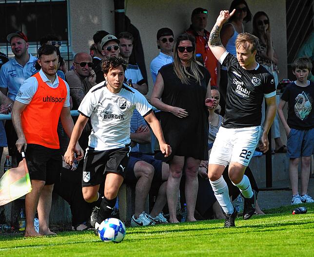 Aus und unser. Rico Jaschke zeigt es an. Mauro Guaglianone (weißes Dress) gelang es nicht mehr, den Ball im Spiel zu halten.