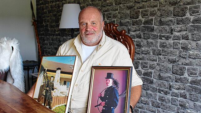 Harald Reiser zeigt Bilder von ihm aus früheren Jahren – in der schwarzen Berufskleidung als Schornsteinfeger, sogar mit Zylinder auf ...