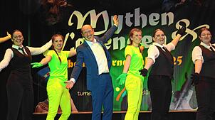 Bürgermeister Jonathan Berggötz wird in die Nummer der Rope-Skipper eingebunden und springt aus einem kurzen Film live auf die Bühne – ...