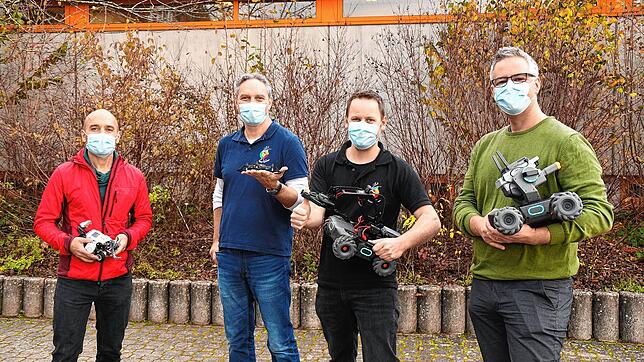Einige Lehrer, die die Digitalisierung vorantreiben (v.l.): Harald Troll, Andreas Rossatti (stellvertretender Schulleiter), Michael ...