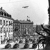 Französische Soldaten fahren auf diesem Bild vom Sternenplatz durch die Theodor-Heuss-Straße.