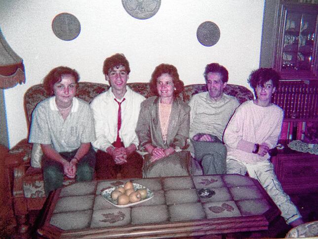Deutsch-französische Begegnung bei Familie Singler im Jahr 1985 (von links): die Austauschschülerin Aline, Roland Singler, Gertrud und ...