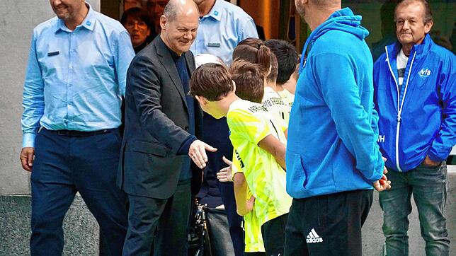 Hallo Jungs! Bundeskanzler Olaf Scholz begrüßt die D-Jugend-Kicker des VfB Friedrichshafen, jeden per Handschlag.