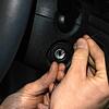 Ein Autodieb versucht die Zündung mit zwei Drähten zu starten (nachgestellte Szene). Die Polizei hat nach mehreren Autodiebstählen in ...