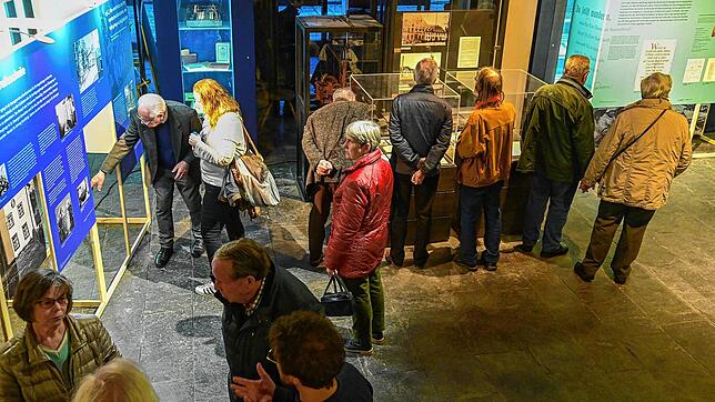 Im Frühjahr 2023 präsentiert die Projektgruppe „Das Dritte Reich und wir“ in einer großen Ausstellung die Informationen und Exponate, ...