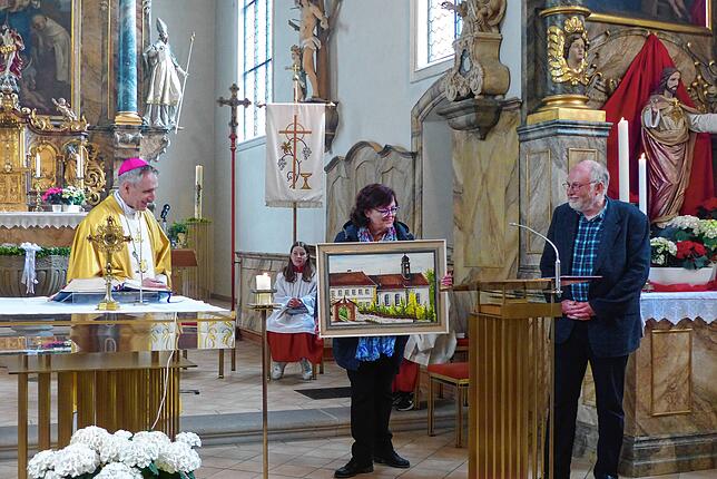 Die Pfarrgemeinde St. Leodegar überreichte Georg Gänswein ein Ölbild von der Pfarrkirche und dem Kloster, gemalt vom Berauer ...