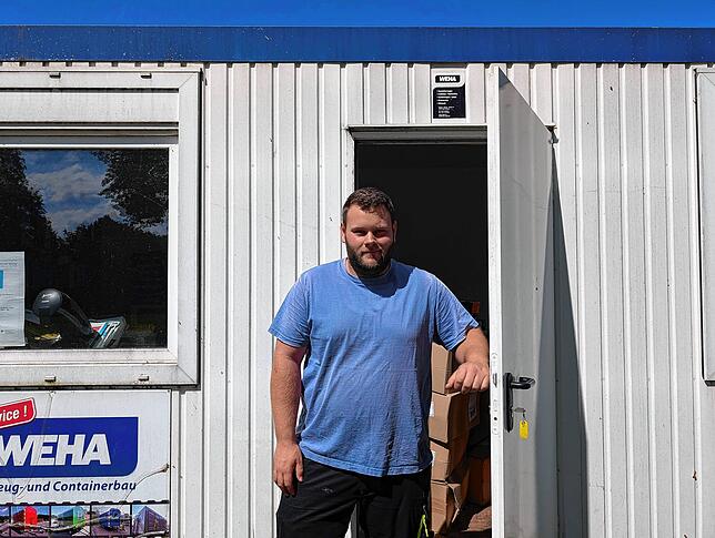 Moritz Hirt und das letzte Provisorium auf dem Hof nach dem schlimmen Brand: das Büro im Container. Ein neuer Raum wird derzeit im Stall ...