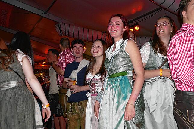 Bild 14: Was für eine Fete! Musikkapelle Mundelfingen versetzt das Publikum zum Jubiläumsstart in Feierlaune