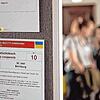 Stellenanzeige an einer Tafel auf Deutsch und Ukrainisch bei der Bundesagentur für Arbeit.