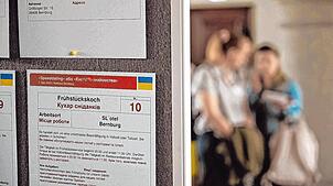 Stellenanzeige an einer Tafel auf Deutsch und Ukrainisch bei der Bundesagentur für Arbeit.