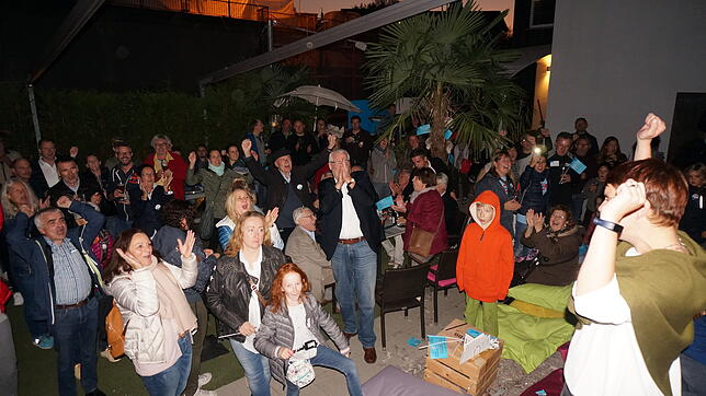 Großer Jubel im Stellwerk: Christiane Meier, Vorsitzende des Vereins Pro Freibad, verkündet das Ergebnis.