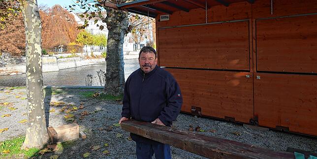 Thomas Blaser, Konstanzer Weihnachtsmarkt-Urgestein, beim Aufbau seines Standes für den Adventsmarkt 2021. Zu diesem Zeitpunkt fehlte ...
