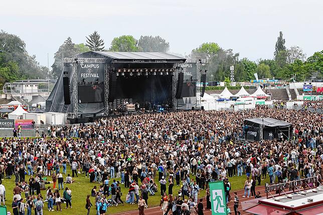 Bild 18: Im Stadion wird am zweiten Tag des Campus-Festivals nochmals aufgedreht