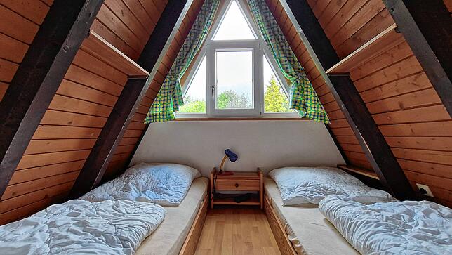 Eines der beiden Schlafzimmer: Zwei Menschen finden dort ausreichend Platz.