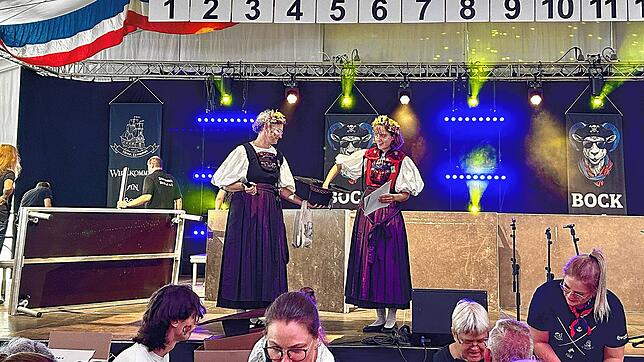 Die Vereinigung Alt-Waldshut loste auf der Bühne auf, welche Losnummern die Freikarten gewinnen.