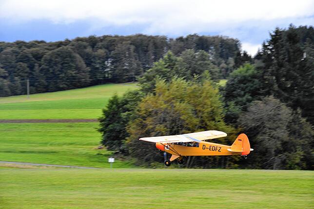 Eine 1963 gebaute Piper hebt ab. Segelflug war an diesem Tag witterungsbedingt nicht möglich.