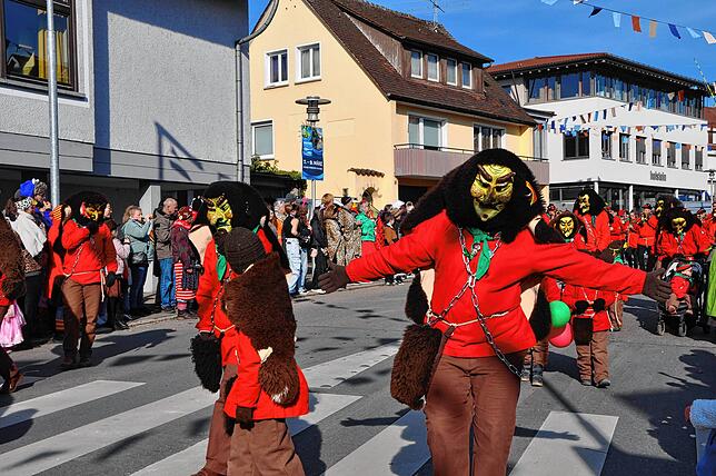 Bild 15: Historische Narrenzunft begeistert mit ihrem Umzug am Fasnetssunntig