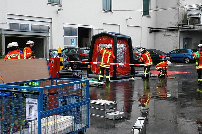 Beim ersten Chemieunfall im Blumberger Südwerk vor vier Jahren bauen Feuerwehrmänner vorsorglich ein Dekontaminationszelt auf. Blumberg ...