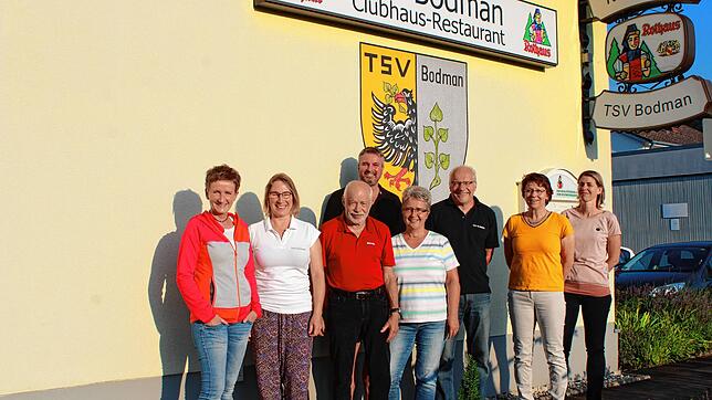 Vor dem Clubhaus trifft sich das aktuelle Vorstandsteam (von links): Stephanie Feyerabend, Bärbel Bentele, Kurt Schmidt, Joe Hölzle, ...