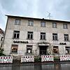 Der Adler hinter Gittern: Inzwischen stehen Bauzäune rund um das ehemalige Gasthaus. Hier haben die Vorbereitungen für den Abbruch begonnen.