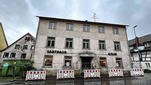 Der Adler hinter Gittern: Inzwischen stehen Bauzäune rund um das ehemalige Gasthaus. Hier haben die Vorbereitungen für den Abbruch begonnen.