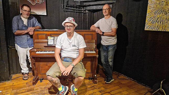Friedhelm Schulz, Simeon Disch und Dieter Engesser (von links) kündigen das siebte Jazzfestival an. Bilder: Sabine Naiemi / A. Surd / ...
