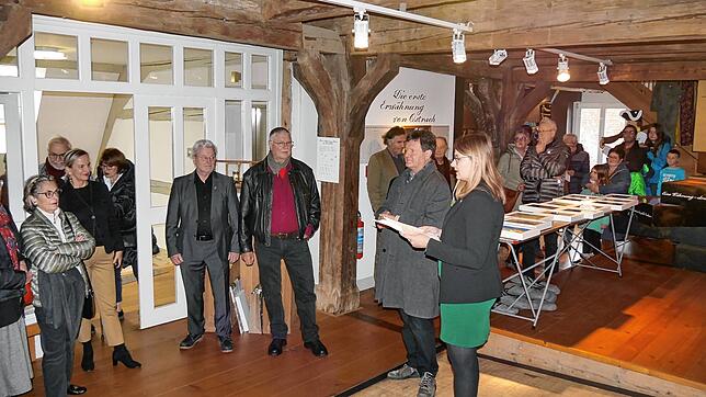 Bürgermeisterin Lena Burth (vorne rechts) begrüßt die Gäste der Ausstellung im Heimatmuseum in Ostrach. Neben ihr (von rechts) hören der ...