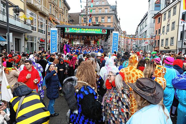 Bild 13: Die Konstanzer Fasnacht außer Rand und Band! Hästräger feiern auf der Marktstätte – die schönsten Bilder!