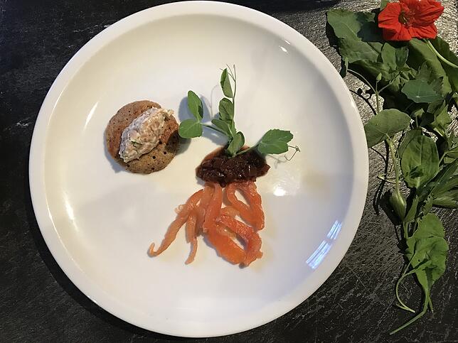 Kreation Kopitzki: gebeizter Bodenseesaibling, Eierkuchen Blini, Höri-Bülle-Confit und Creme fraîche.