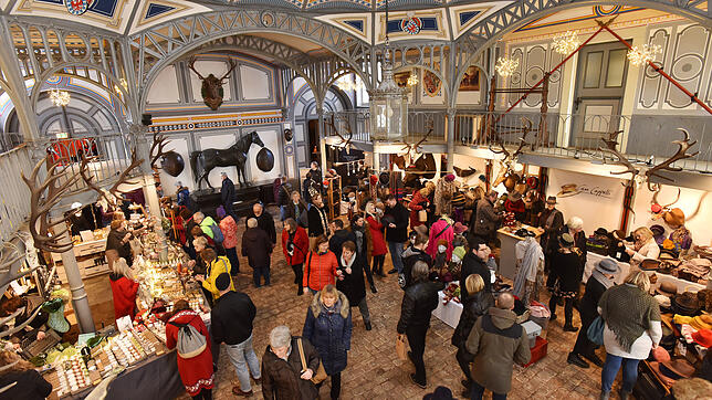 Ein Blickfang der Fürstenberg-Weihnachtswelt: In der Anspannhalle drängen sich die Marktbesucher.